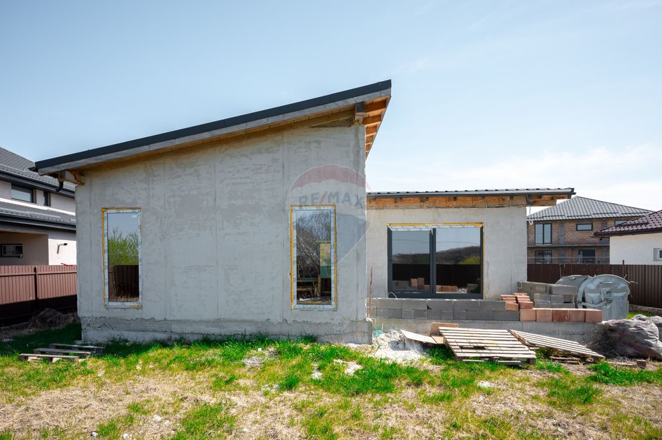 Casă cu 4 camere de vânzare, 130mp utili, teren 600mp in Harman