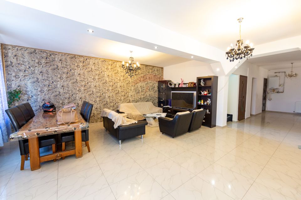 Casă individuala cu priveliste, 5 dormitoare, teren generos Baciu