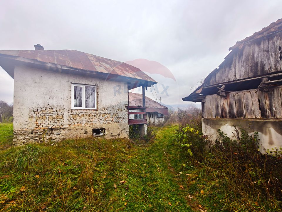 Teren de vânzare Unguraș cu priveliște si anexe