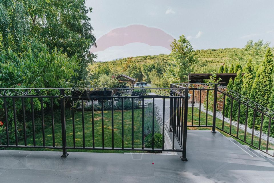 Ready to Move Family Home with Heated Pool – Gheorghe Doja Street, Ora