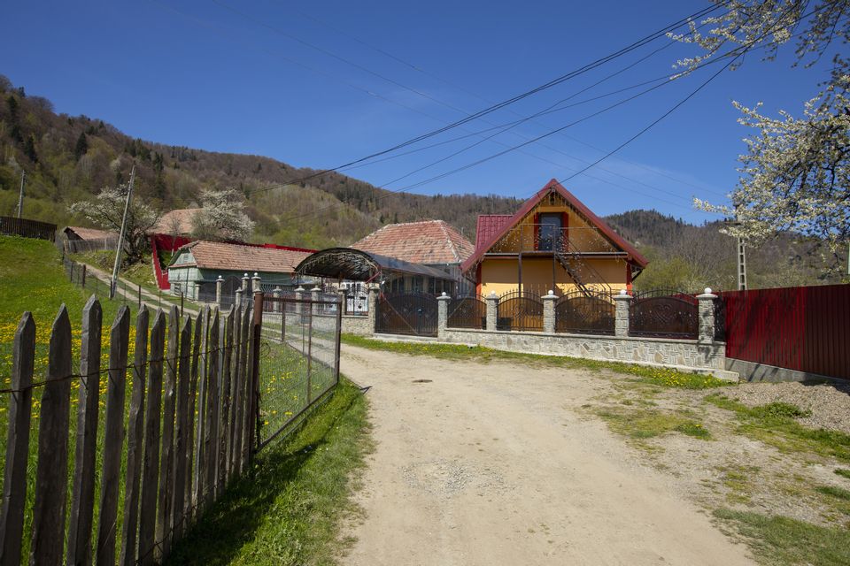 Casă / Vilă de vânzare, zonă turistică, Apa Asău, județ Bacău