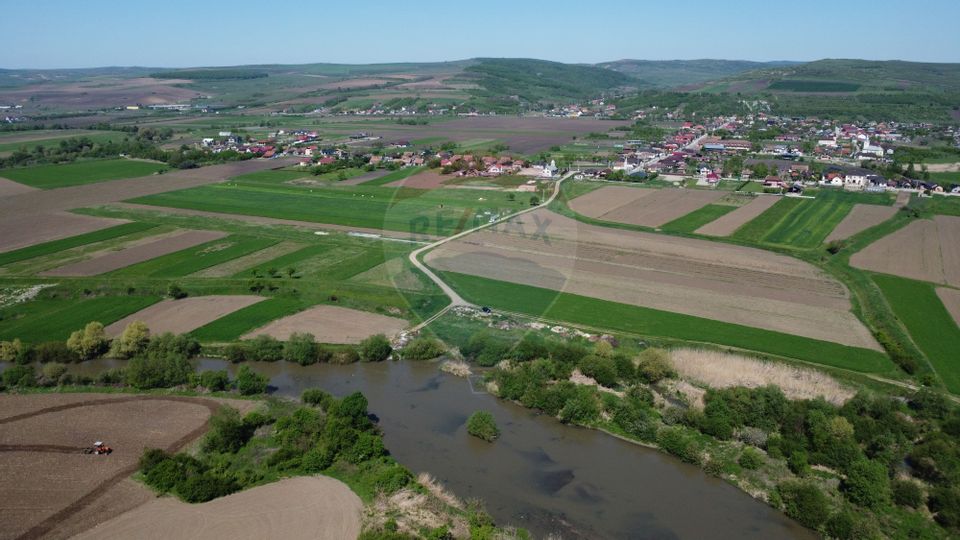 Teren intravilan 1.400 mp, împrejmuit integral – Livada, comuna Iclod