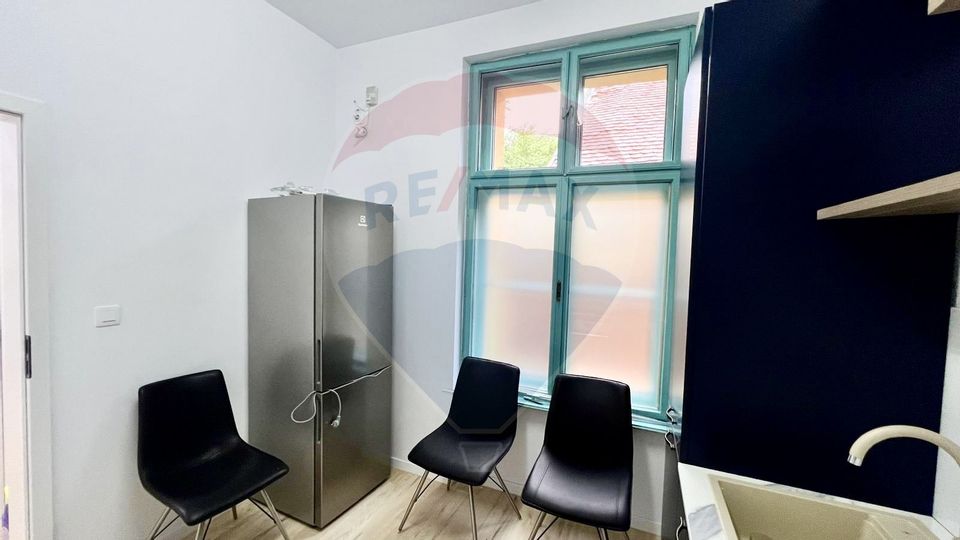 Apartam decomandat 2 cam la casa cu terasa, gradina - Pet Friendly