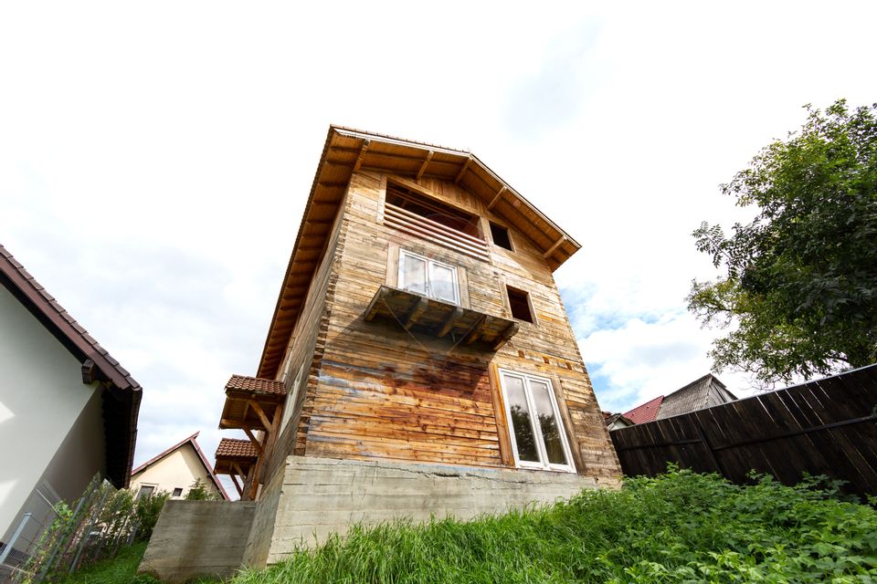 Duplex spațios – oportunitate pentru dezvoltatori sau două familii