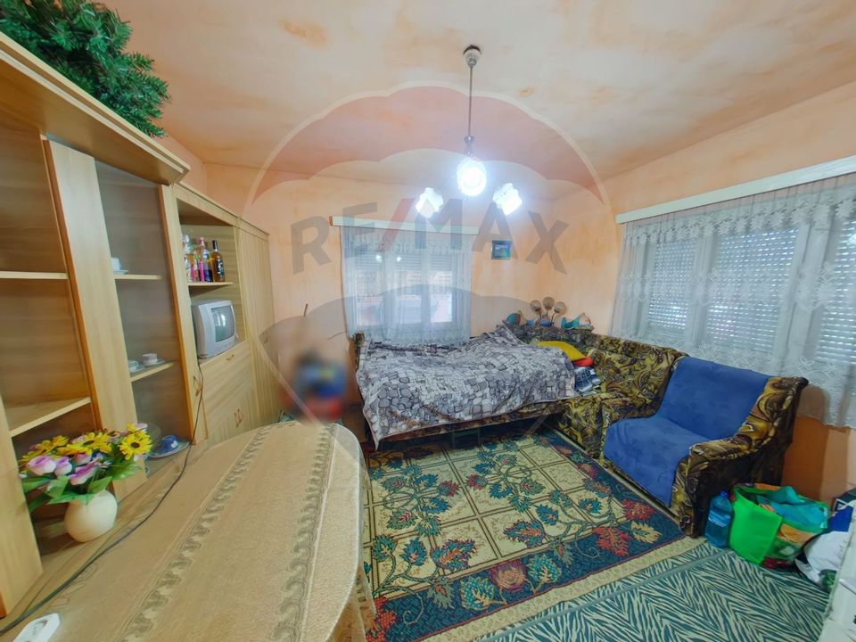 Casă cu 5 camere de vânzare, str. Crișan