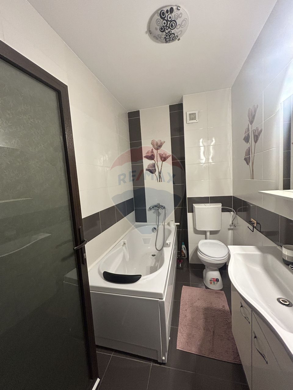 Apartament 3 camere de închiriat bloc nou lift în zona ultra Central