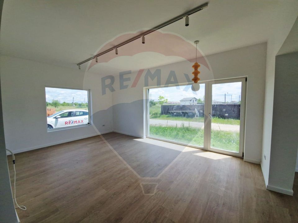 Casă / Vilă - 132,5 mp  , teren - 264 mp  / zona Cârcea