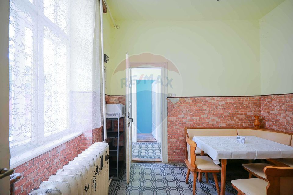 Apartament cu 3 camere de vânzare în zona Ultracentral