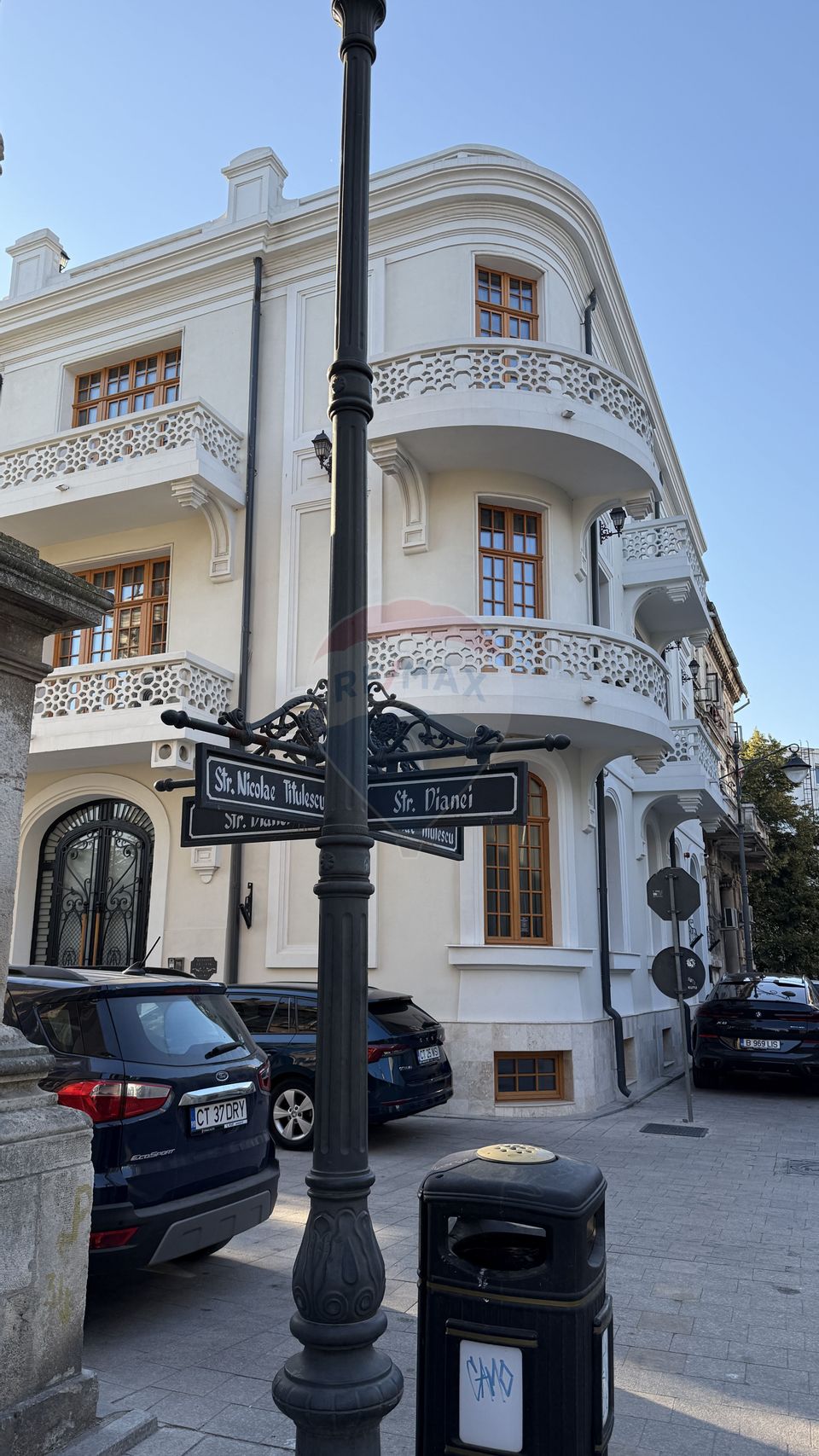 Duplex cu 9 camere de vânzare în zona Peninsula. D+P+E