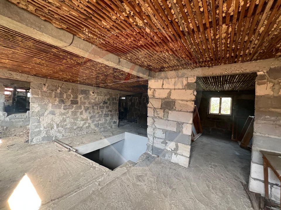 Casă cu 6 camere de vânzare