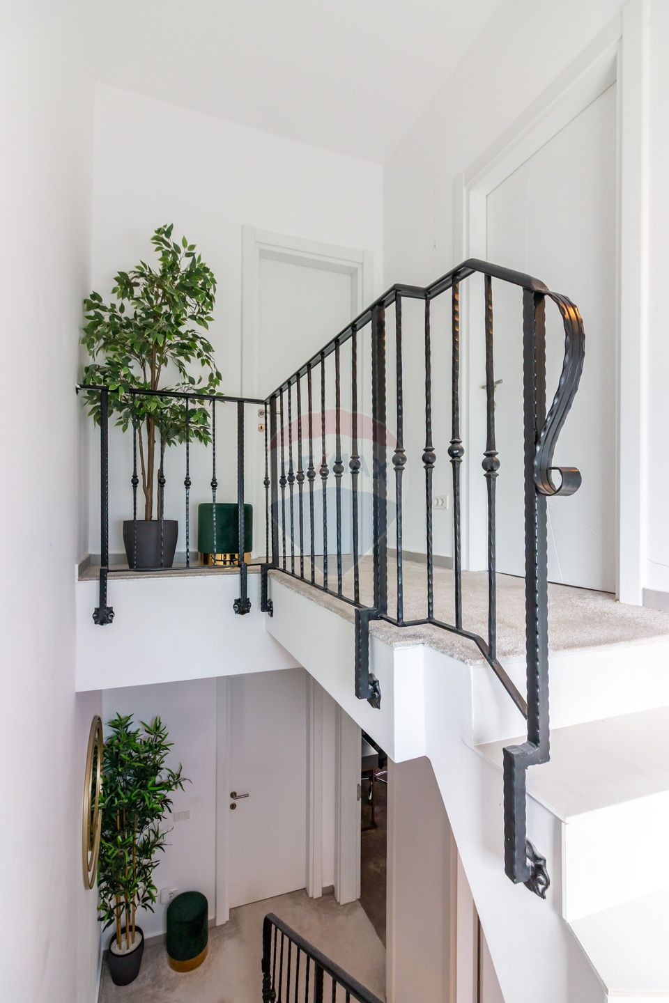 Casă / Vilă cu 4 camere de vânzare în Popesti Leordeni