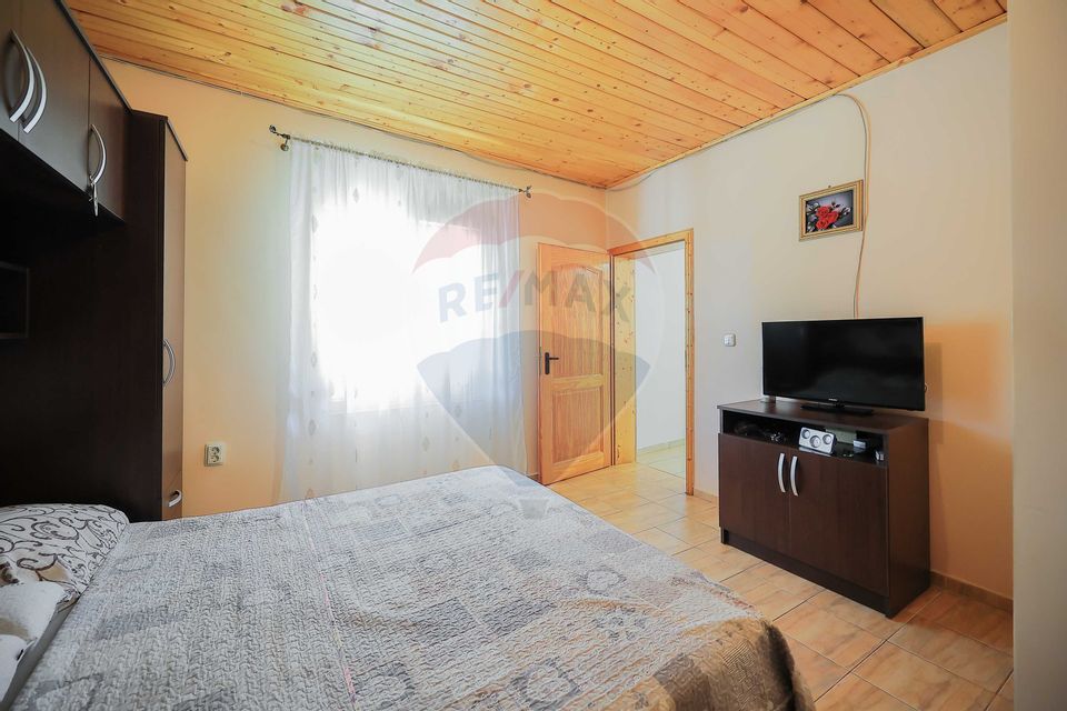 Casă și teren de 1397 mp de vânzare în Ineu, la 18 km de Oradea