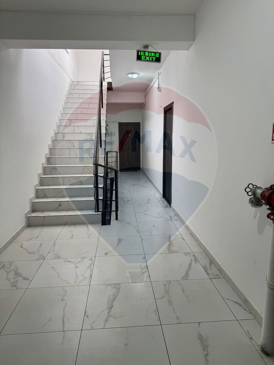 Apartament cu 4 camere de vânzare în zona Sarari