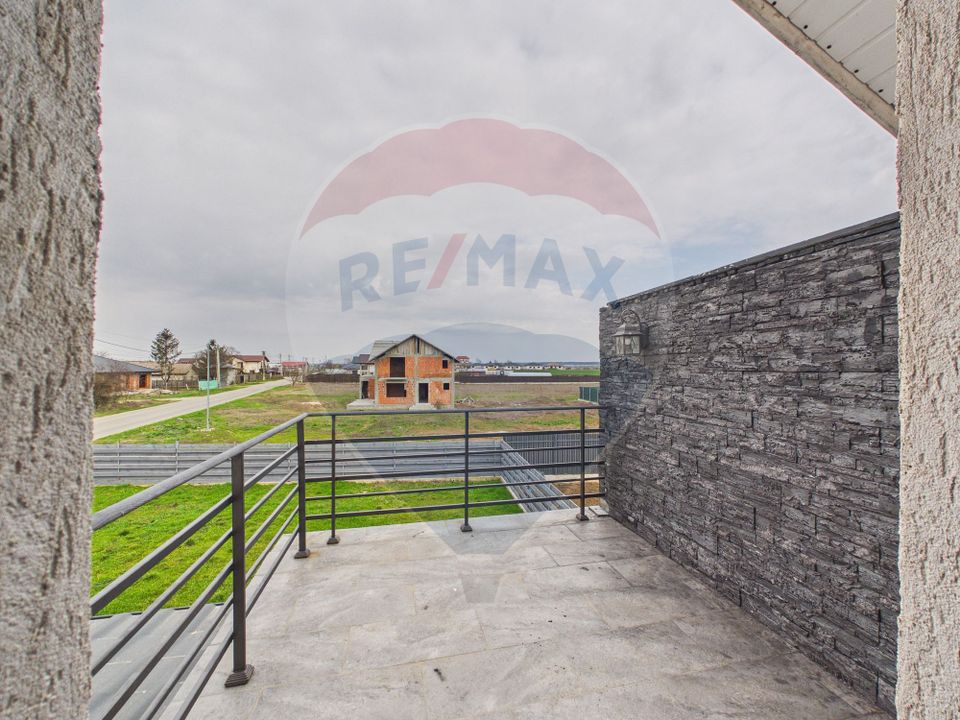 Modern 5 bedroom villa GF+1 for sale in Crevedia