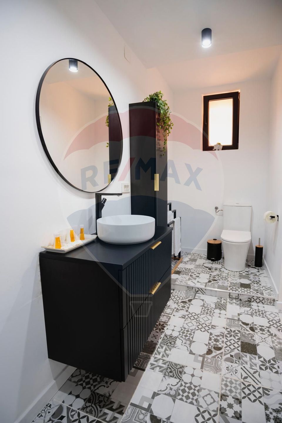 Afacere Activa + Locuinta Premium cu 2 Camere in Centru Istoric Brasov