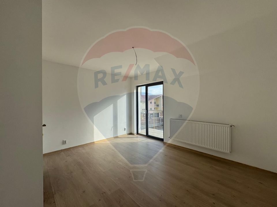House / Villa with 4 rooms Domnesti