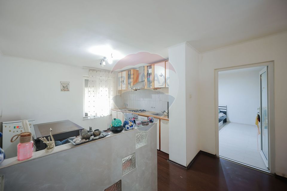 De vânzare apartament cu 1 cameră și spațiu comercial, în zona Decebal