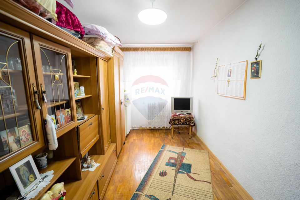 Apartament cu 3 camere de vânzare, zona Nordic