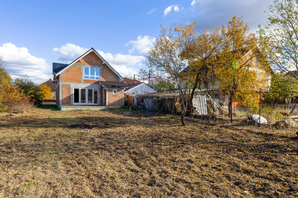 Casă la roșu cu teren generos, 500 mp, situată pe strada Ostașului