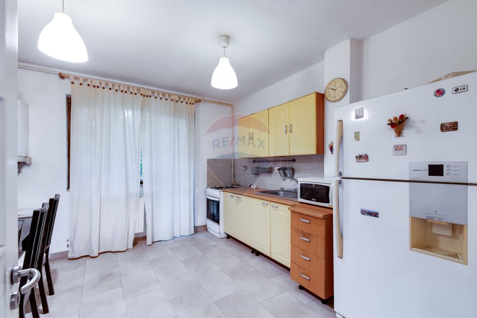 Apartament cu 3 camere de vânzare în Sisesti