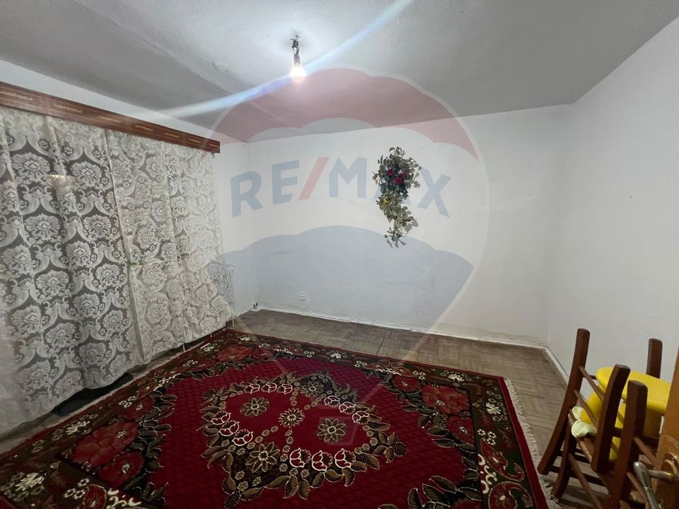 Apartament cu 4 camere de vânzare în zona Sud-Est