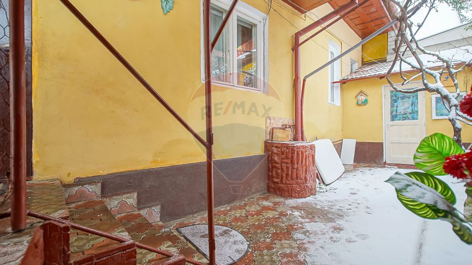 Proprietate cu 2 apartamente și garaj, Schei