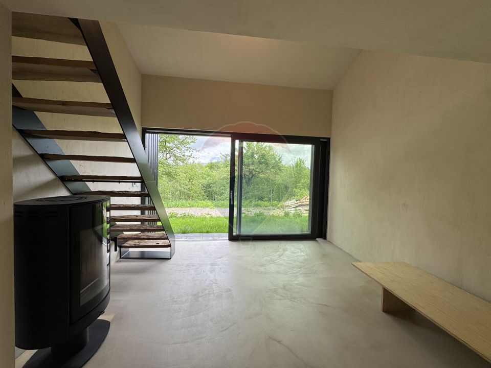 Doua case la munte, cu vedere superba, localizate in Poiana Marului