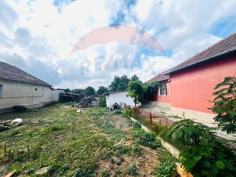 Casă 4 camere 1672 mp teren in Horia