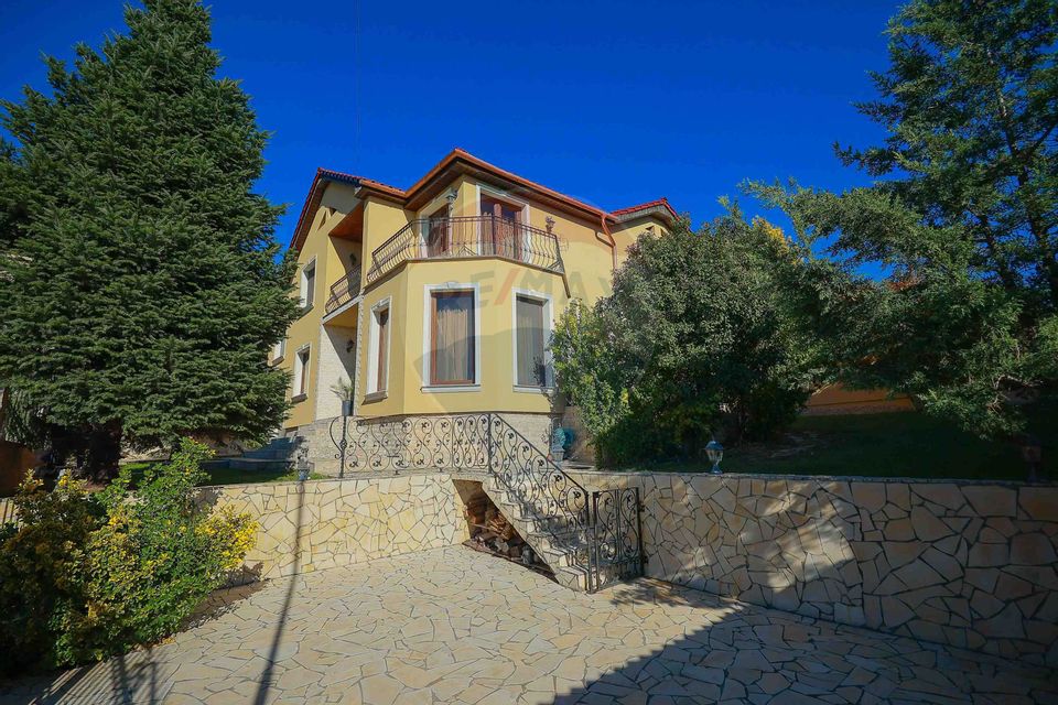 De vânzare vilă cu 7 camere, drum privat, în zona de Dealuri