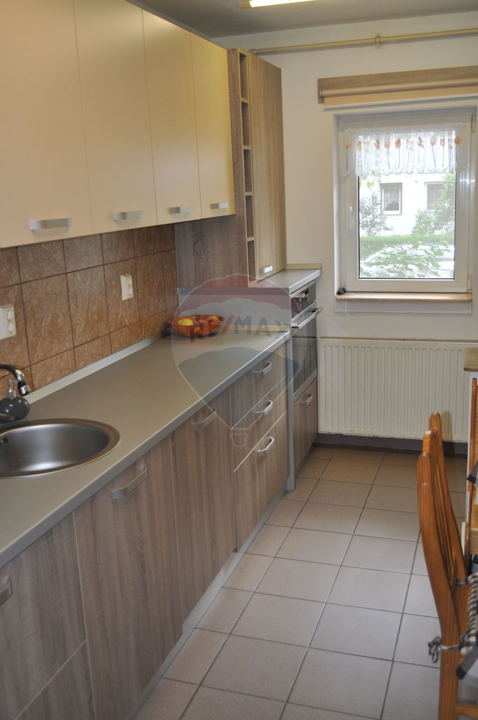 Vanzare apartament cu 3 camere, cartier Tractorul.