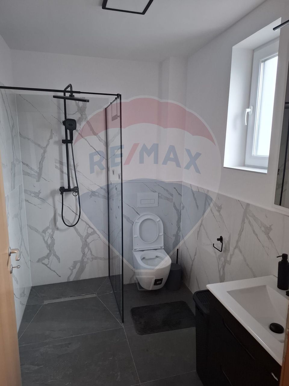 Apartament cu 3 camere de închiriat