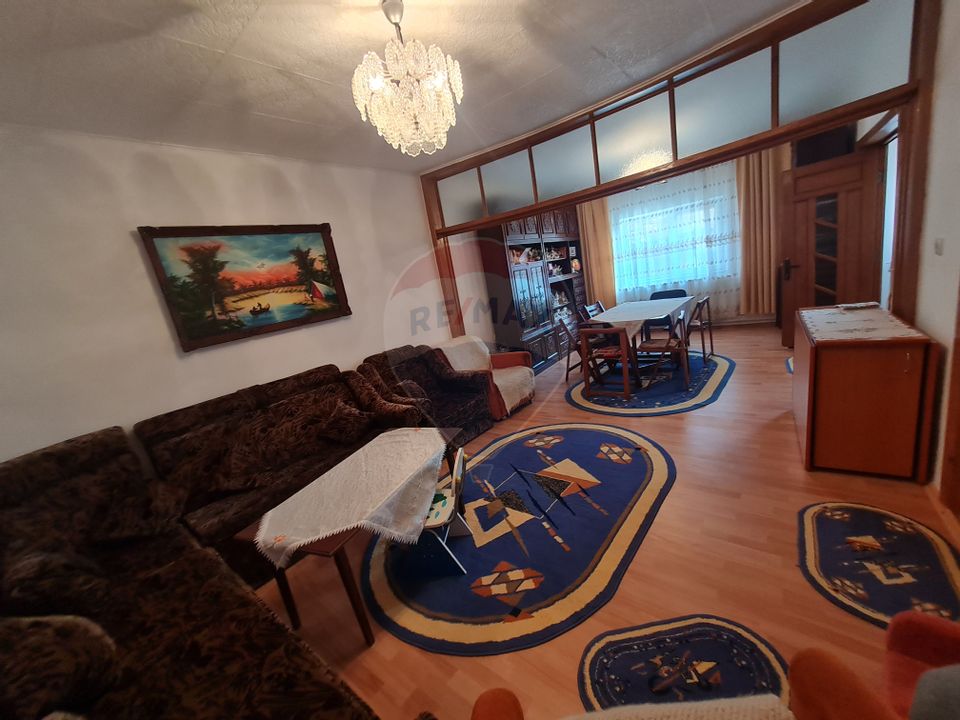 Casă cu 5 camere de vanzare la strada Principala