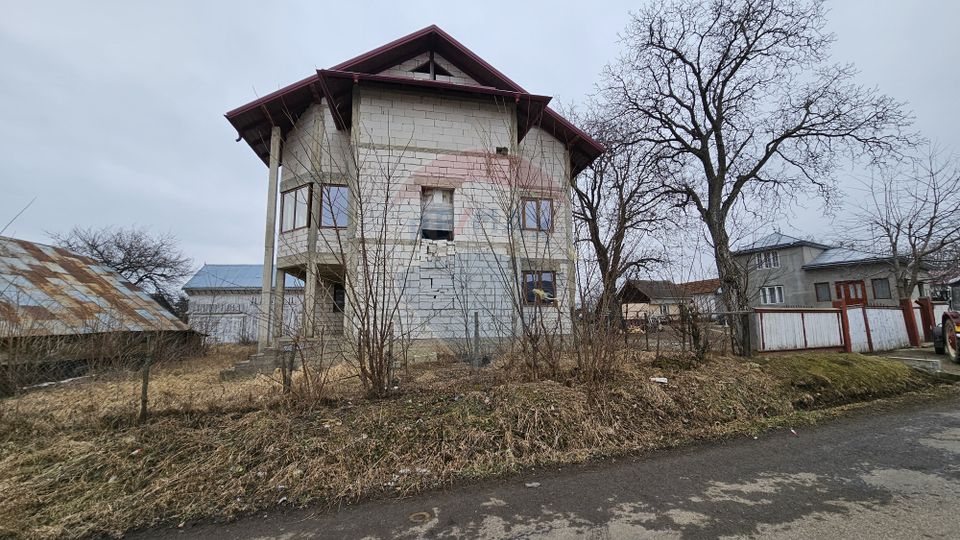 Casă / Vilă cu 12 camere, teren intravilan de 2869mp în Siminicea, SV