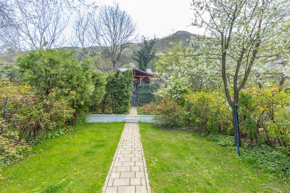 Property Located under Tâmpa composed of 2 Houses and Garden,