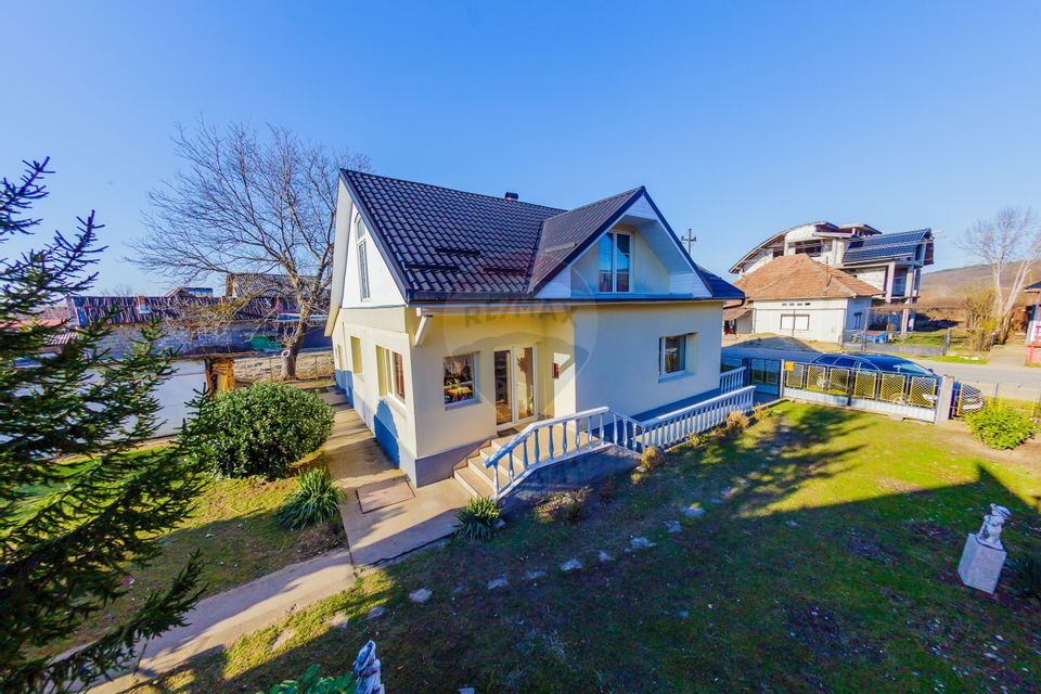 DE VANZARE Proprietate  în Țicău – douǎ case cu livadă și gospodărie