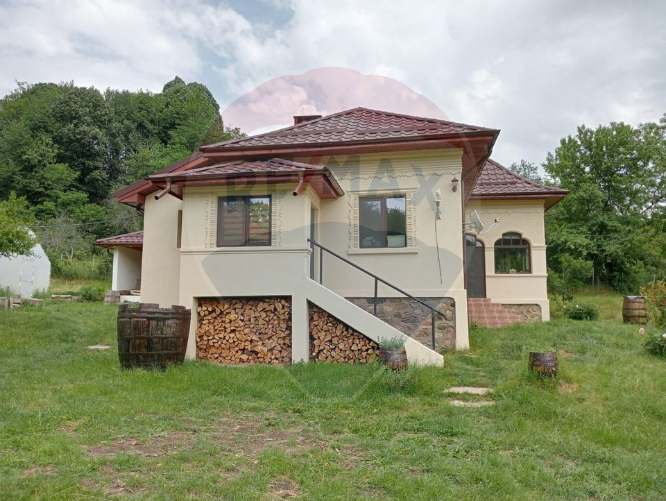 Vanzare casa  4 camere-microferma, cu panouri fotovoltaice