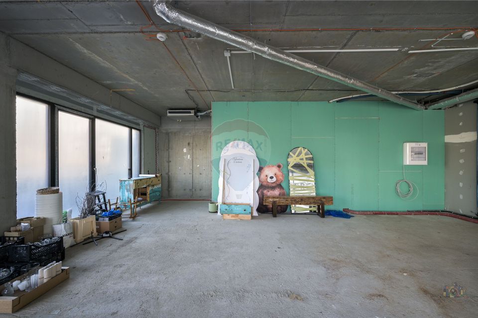 Spatiu ideal showroom/cafenea | vitrine + terasa