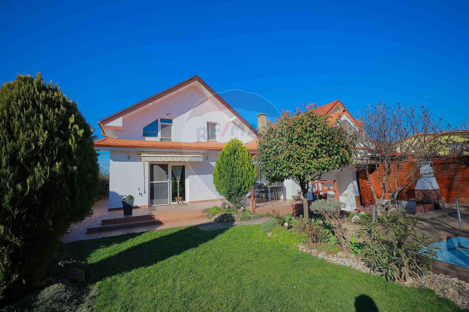 Casă cu 5 camere de vânzare în zona Episcopia Bihorului