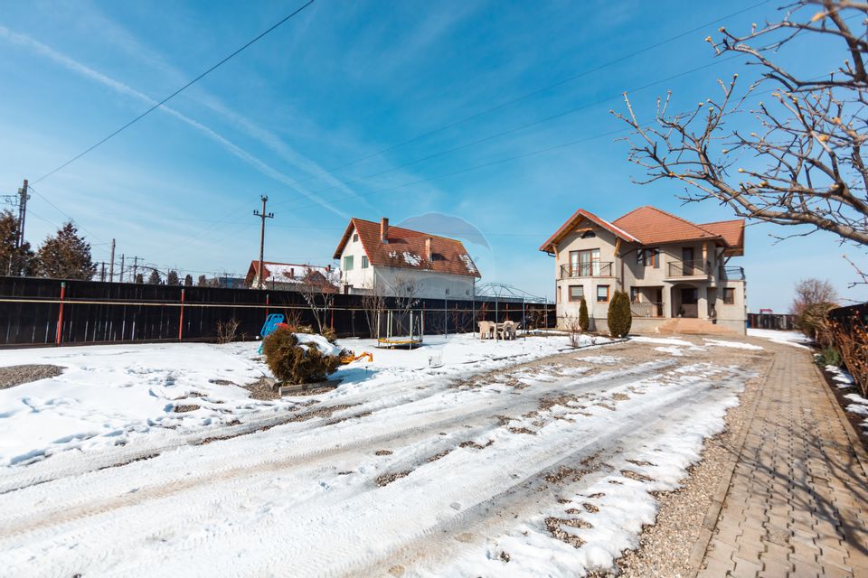 Casă elegantă, construită cu grijă, într-un cadru natural – Tărlungeni