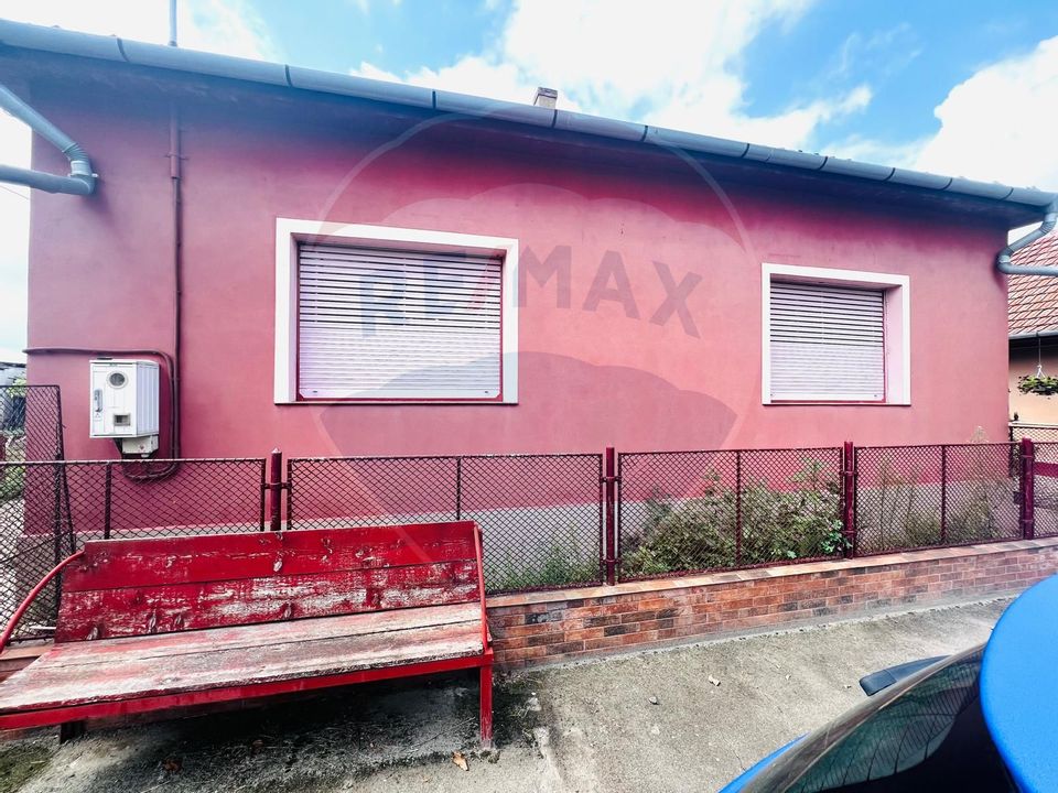 Casă 4 camere 1672 mp teren in Horia