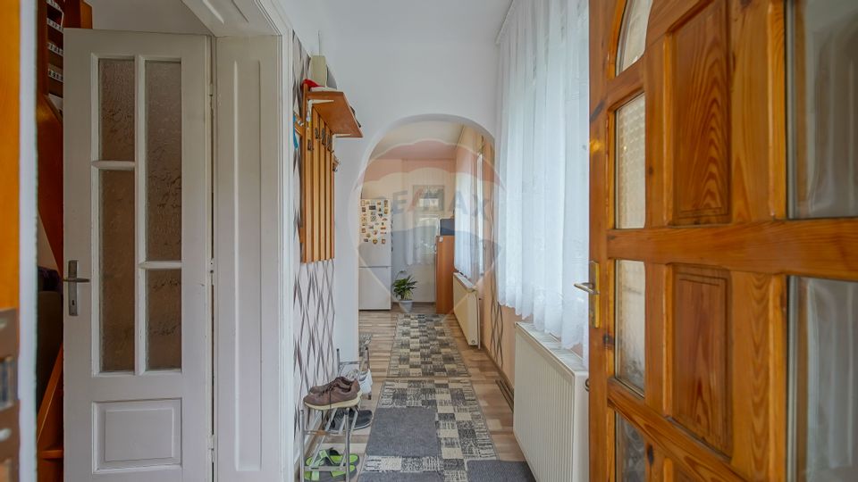 Casa individuala cu doua corpuri, teren 1000mp