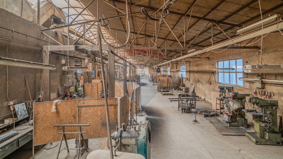 Spațiu industrial de 1,690mp, teren 3800 mp la 2 km de Brașov