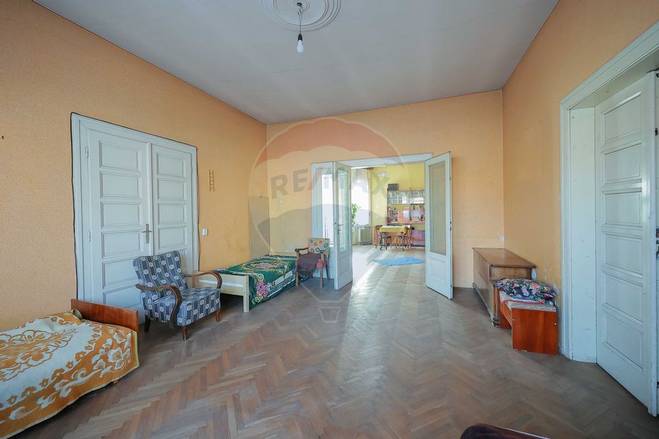 Casă Evreiască de Vânzare, Singur în Curte în zona Ultracentral