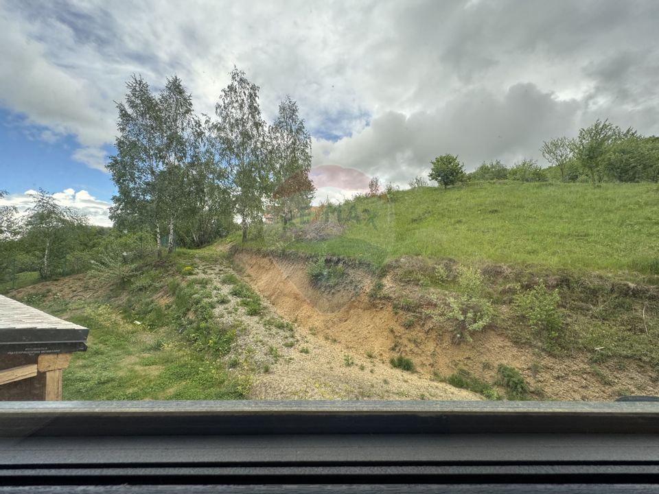 Doua case la munte, cu vedere superba, localizate in Poiana Marului