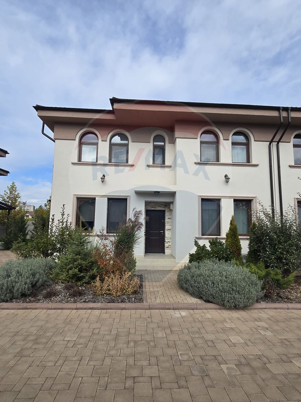 DE INCHIRIAT Casă / Vilă cu 5 camere în zona Ferme/OTOPENI