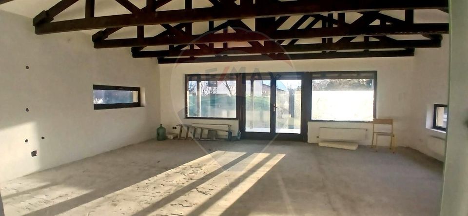 Casa cu 4 camere de vanzare in Crevedia acces privat