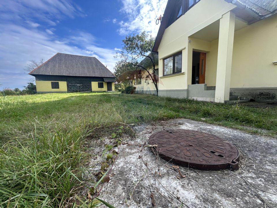 Casa - sura cu 16 ari teren de vânzare în Buşag