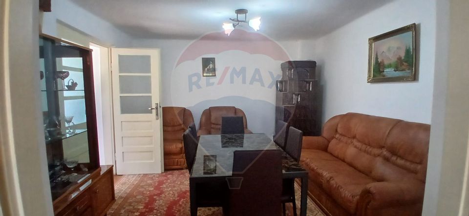 De vanzare casa cu 4 camere 6200 mp teren in Titu