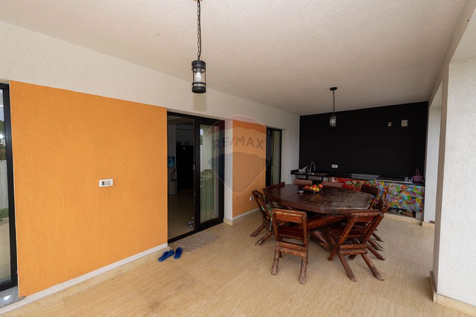 House - Villa 4 rooms in Pantelimon Magic Lake, Cernica forest