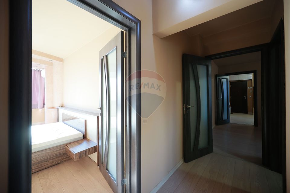 Apartament cu 3 camere de închiriat, în zona Rogerius